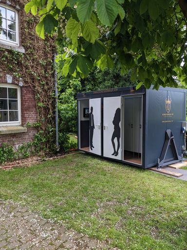 VIP-Toilettenwagen auf einer Feier im Garten offen