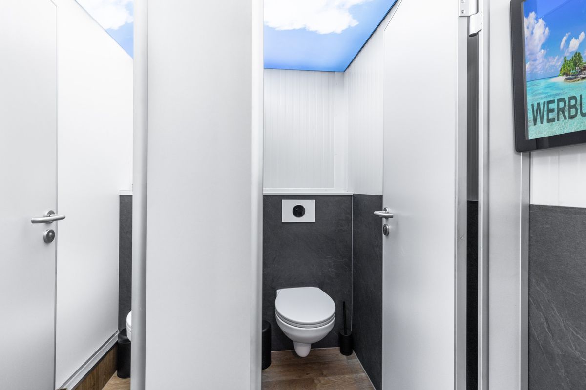 Innenansicht VIP WC-Container mit WC-TV Werbebildschirm