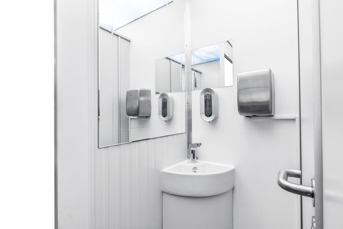 Waschbecken und Ausstattung im VIP WC-Container