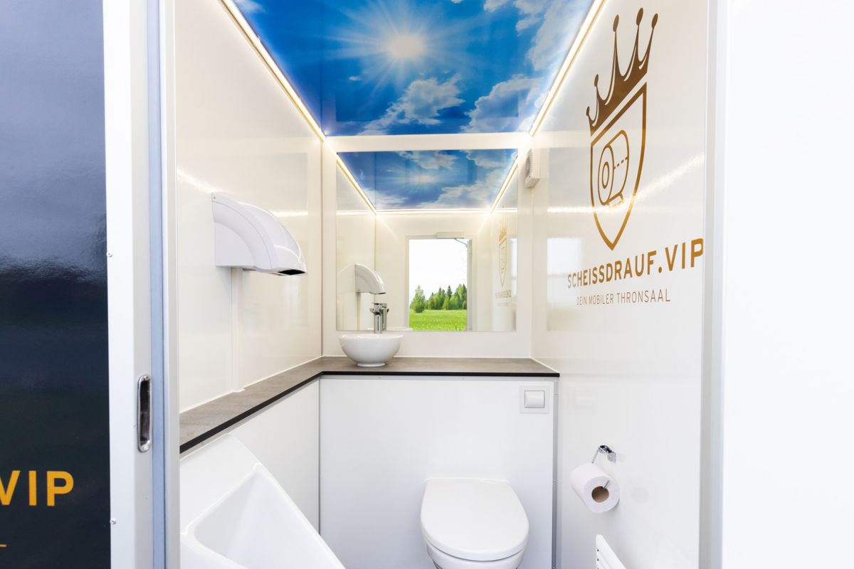 Innenansicht VIP Toilettenwagen mit Himmeldecke