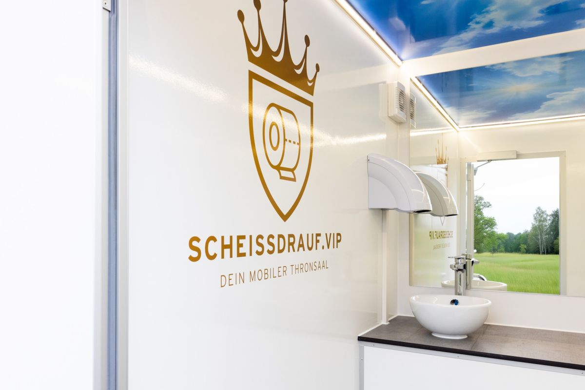 Waschbecken und Ausstattung im VIP Toilettenwagen